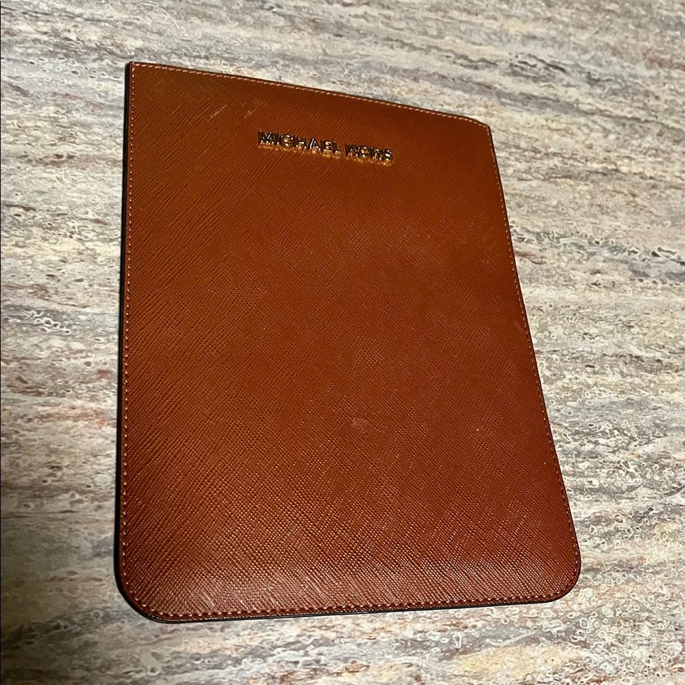 Michael Kors brown table sleeve
